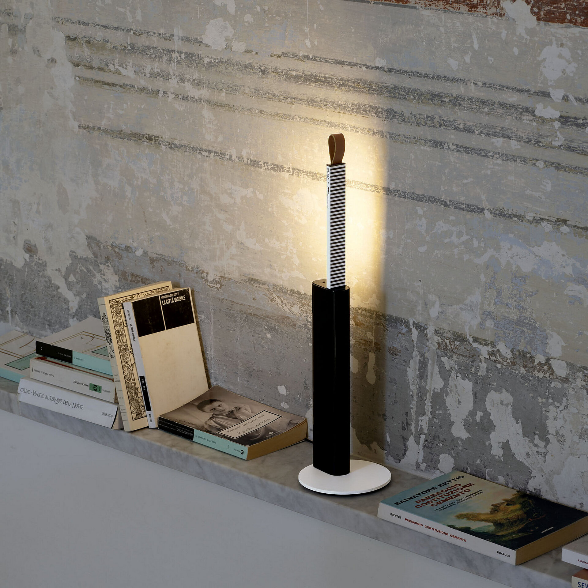 METRICA TABLE LAMP